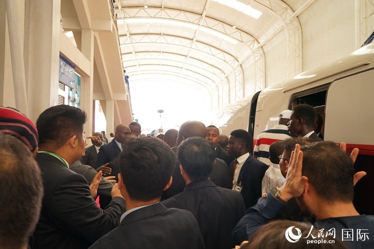 人們爭(zhēng)相前往紅線試乘。人民網(wǎng)記者 姜宣攝