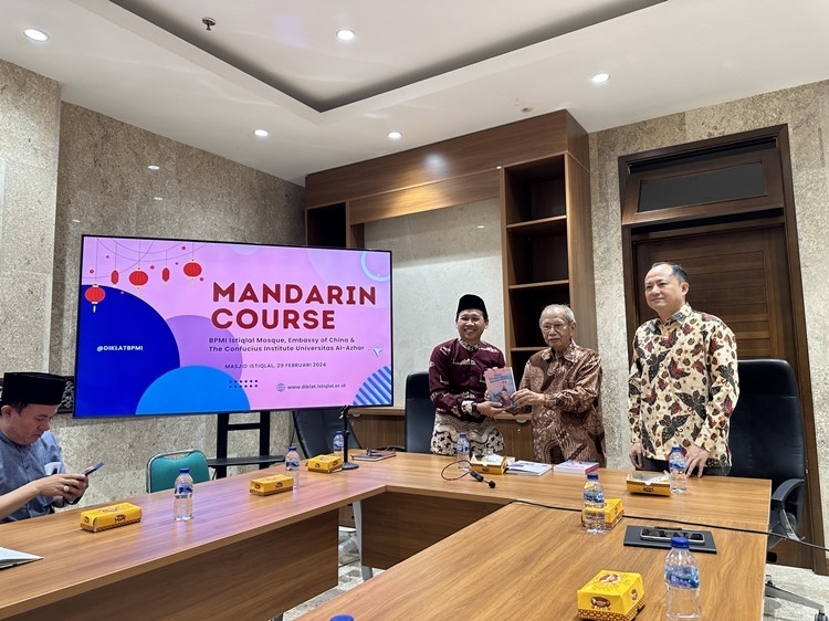 阿拉扎大學(xué)孔子學(xué)院向獨立清真寺贈書。阿拉扎大學(xué)孔子學(xué)院供圖