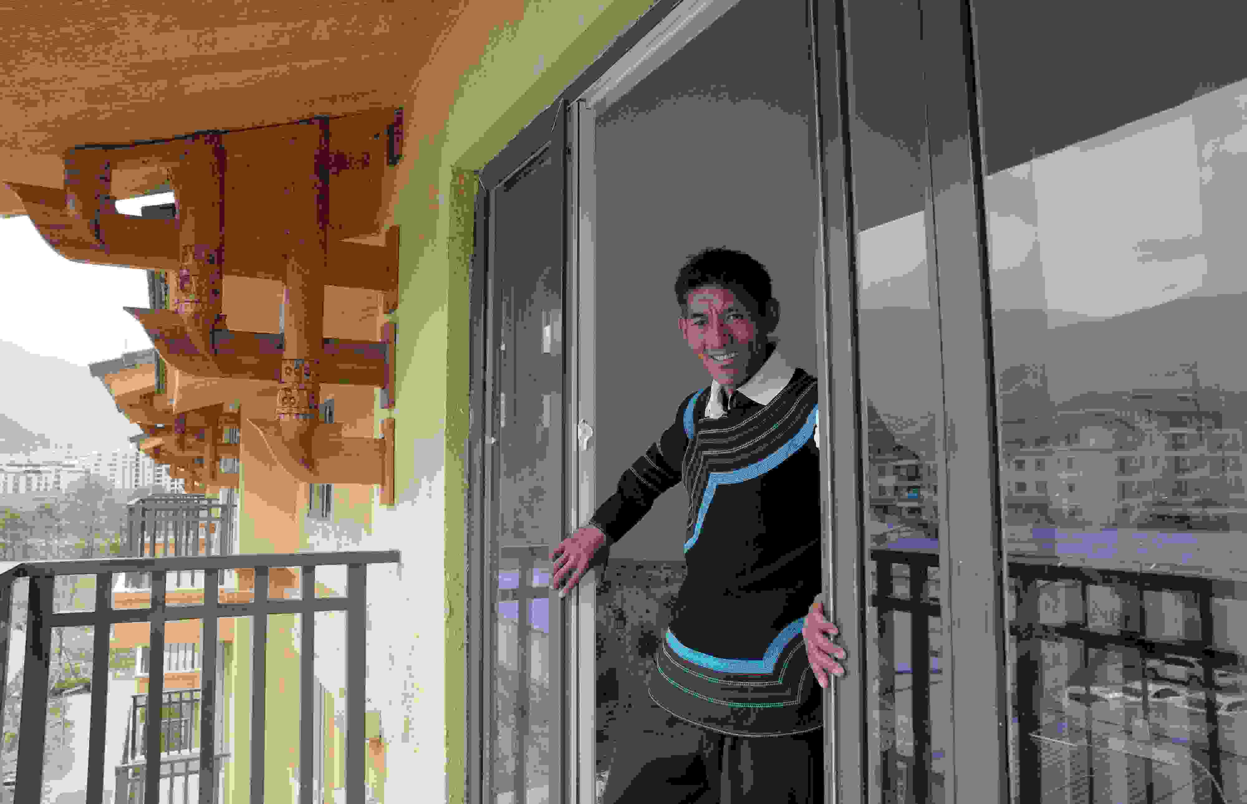 2020年5月14日，四川涼山彝族自治州昭覺縣，“懸崖村”村民某色伍哈入住新房。