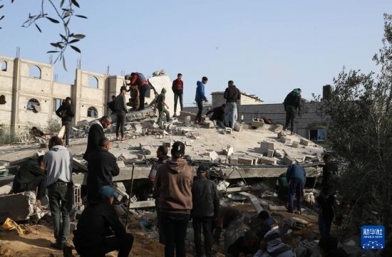  3月3日，在加沙地帶南部城市拉法，人們查看被以軍空襲破壞的建筑。新華社發(fā)（哈立德·奧馬爾攝）