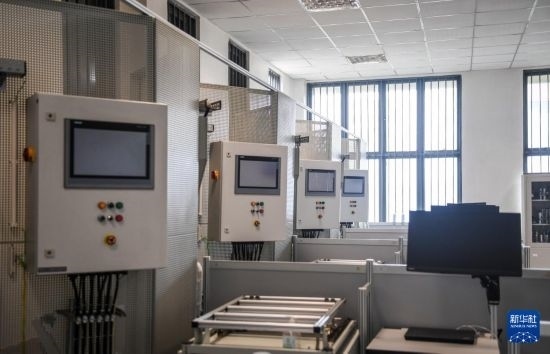 這是2月15日在亞的斯亞貝巴的埃塞俄比亞聯(lián)邦職業(yè)技術(shù)培訓(xùn)學(xué)院魯班工坊內(nèi)拍攝的機(jī)電一體化設(shè)備。