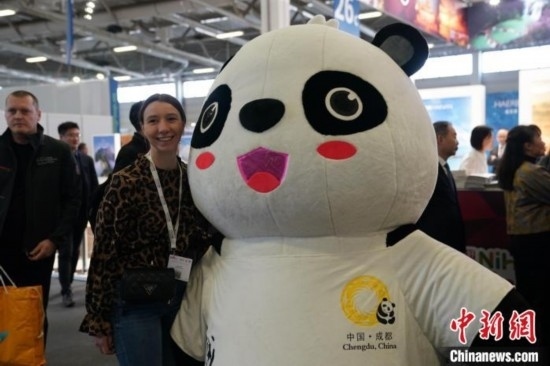 3月5日，2024年柏林國(guó)際旅游交易會(huì)(ITB)在柏林會(huì)展中心拉開帷幕。以“你好！中國(guó)”為主題的中國(guó)展區(qū)當(dāng)日亮相展會(huì)。圖為觀眾與大熊貓人偶合影。中新社記者 馬秀秀 攝