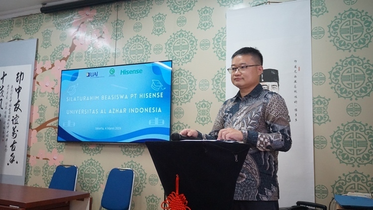 海信印尼公司總經(jīng)理李現(xiàn)委致辭。阿拉扎大學(xué)孔子學(xué)院供圖