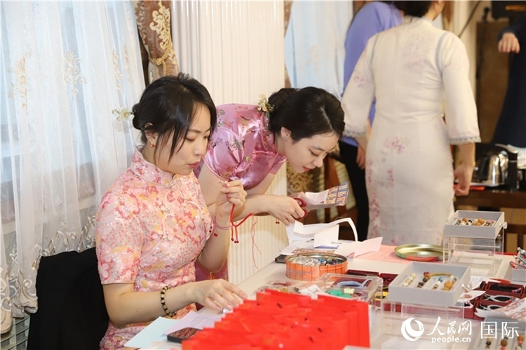 孔院教師展示剪紙。人民網(wǎng)記者 霍文攝