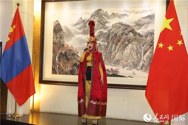 呼麥演唱。人民網(wǎng)記者 霍文攝