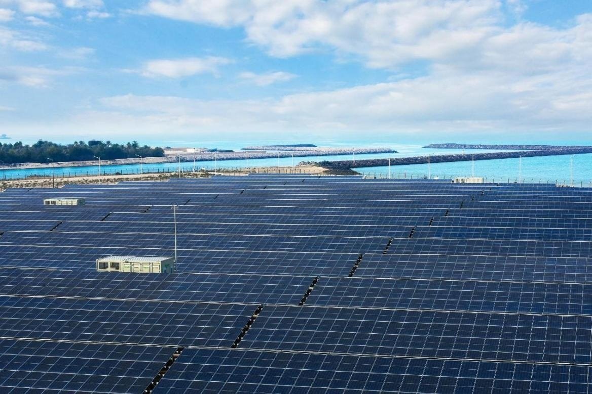 項(xiàng)目廣泛采用光伏補(bǔ)償發(fā)電系統(tǒng)，降低能源消耗。山東電建三公司供圖