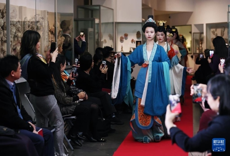 3月13日，在位于法國巴黎的吉美國立亞洲藝術博物館，模特展示敦煌復原服飾。新華社記者 高靜 攝