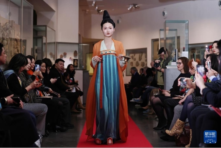 3月13日，在位于法國巴黎的吉美國立亞洲藝術博物館，模特展示敦煌復原服飾。新華社記者 高靜 攝