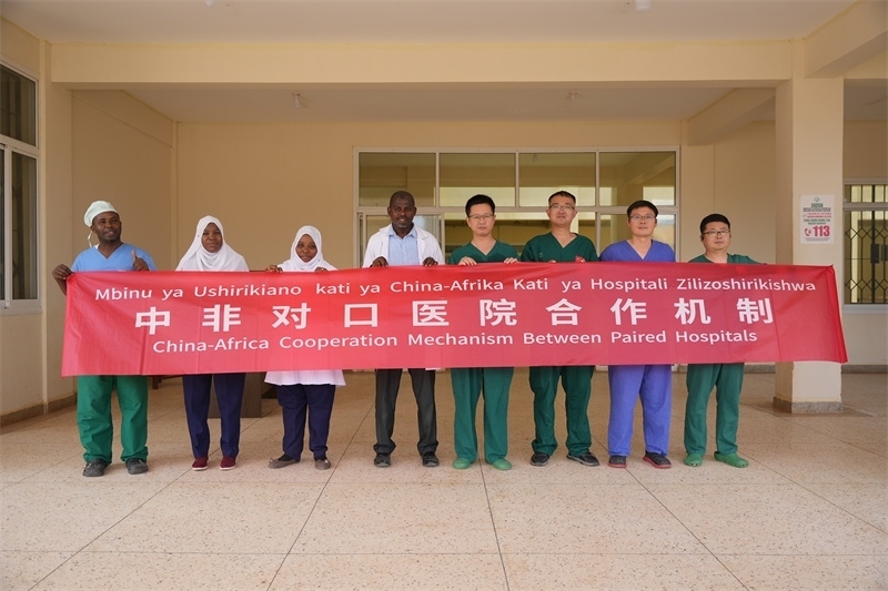 醫(yī)療隊隊隊員和基文吉區(qū)醫(yī)院院長（左四）及醫(yī)護人員合影。中國援桑醫(yī)療隊供圖