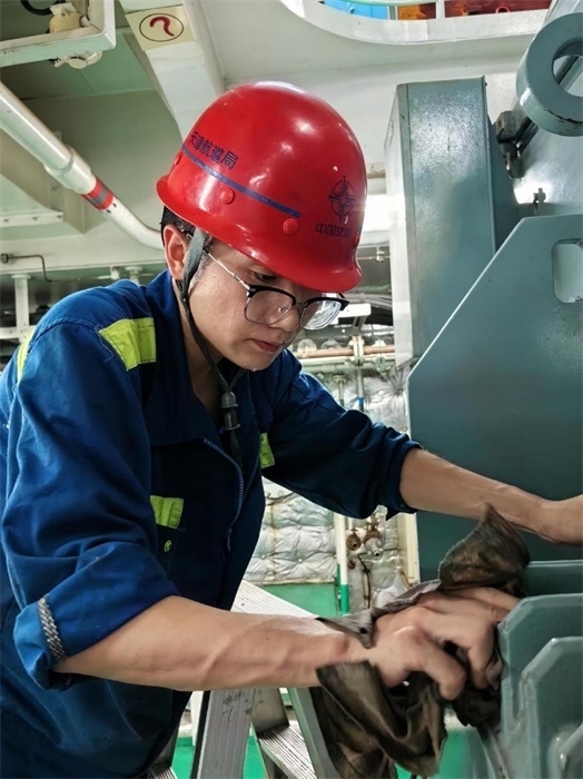 “天鯤號(hào)”工作人員正在對(duì)設(shè)備進(jìn)行清潔維護(hù)。“天鯤號(hào)”供圖