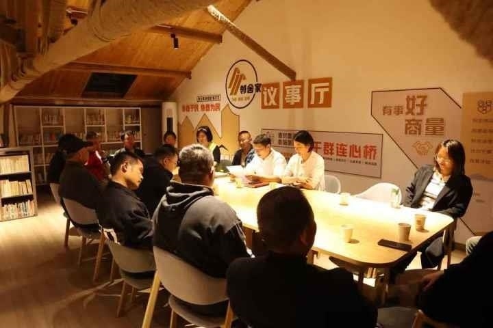 △浙江金華武義縣后陳村“鄰舍家”協(xié)商議事會討論舊村改造事宜。