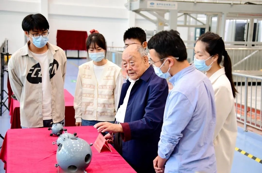 楊士莪院士在實驗室指導學生。哈爾濱工程大學供圖