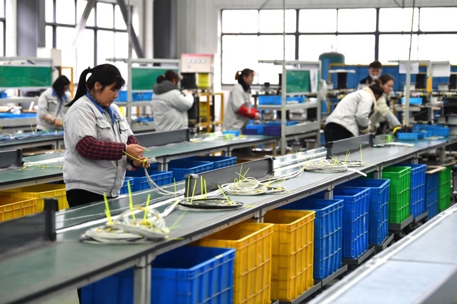 2022年2月16日，工作人員在安徽省滁州市汊河軌道交通裝備產(chǎn)業(yè)園的一家軌道交通裝備企業(yè)生產(chǎn)線上忙碌。安徽省滁州市來安縣汊河鎮(zhèn)地處皖蘇交界，緊鄰南京市江北新區(qū)。近年來，來安縣成為承接南京產(chǎn)業(yè)轉(zhuǎn)移的前沿陣地，汊河這個曾經(jīng)的傳統(tǒng)農(nóng)業(yè)小鎮(zhèn)緊抓機遇，開始深度融入長三角，參與產(chǎn)業(yè)協(xié)作分工。產(chǎn)業(yè)園吸引了越來越多長三角地區(qū)軌道交通企業(yè)入駐，形成了鐵路客車、城際軌道零部件研發(fā)、生產(chǎn)、銷售的產(chǎn)業(yè)集群。