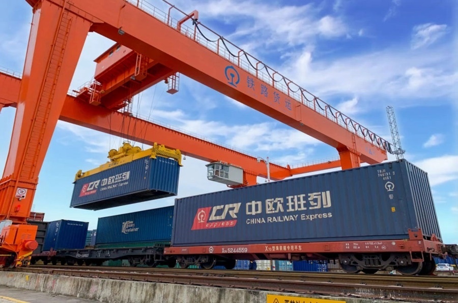 2022年4月29日，在鐵路合肥北站物流基地集裝箱作業(yè)區(qū)，龍門吊吊裝準(zhǔn)備發(fā)運的中歐班列集裝箱。