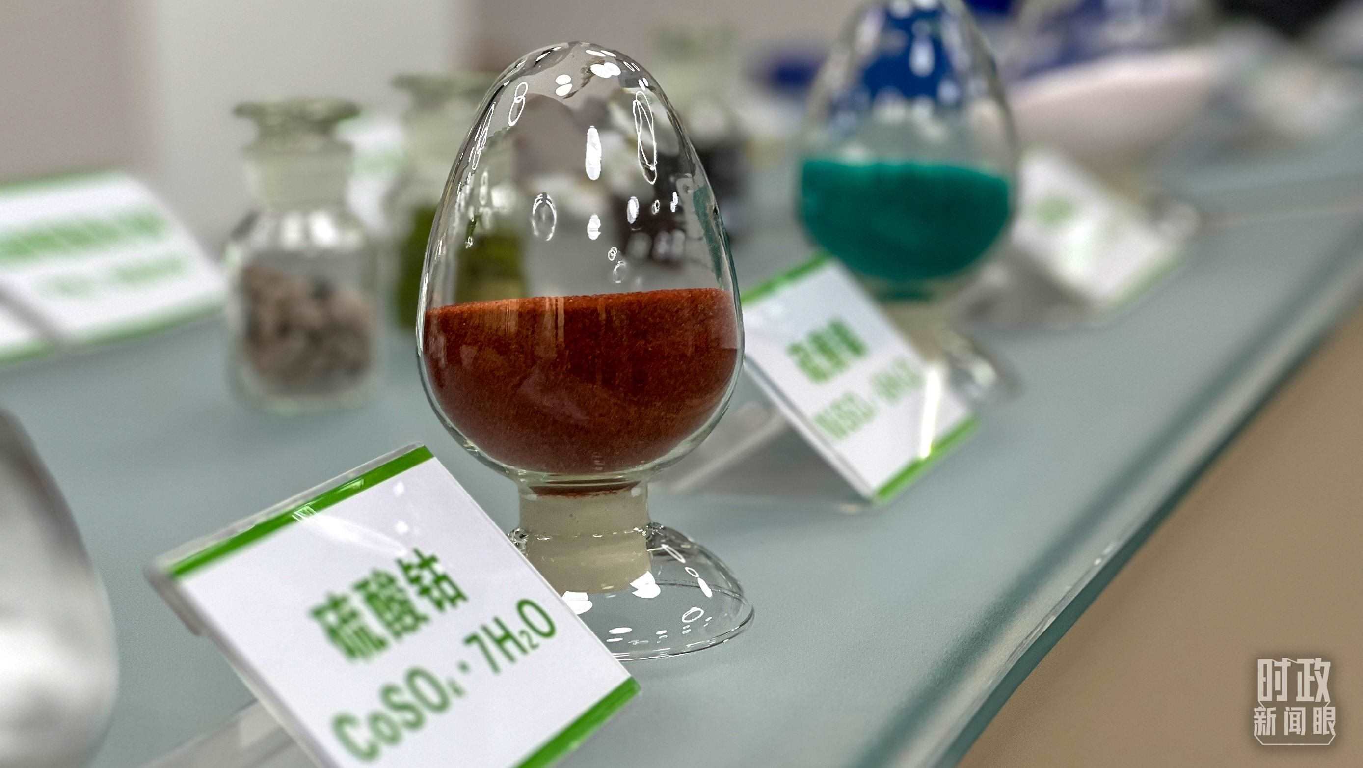 △巴斯夫杉杉電池材料有限公司的產(chǎn)品展示。（總臺央視記者李煒拍攝）