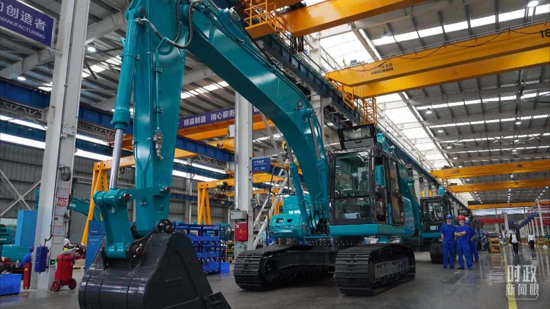 △這是山河智能大型挖掘機(jī)的組裝車間。2020年9月，習(xí)近平曾到此地考察。（總臺央視記者郭曉龍拍攝）