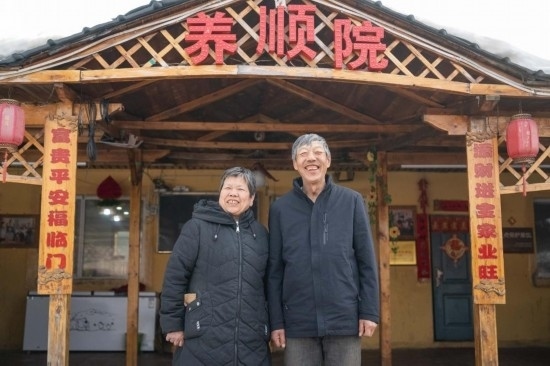 在伊春市友好區(qū)，伊春森工上甘嶺林業(yè)局有限責任公司溪水林場分公司退休職工劉養(yǎng)順（右）和老伴楊秋娥在自家農家院中（3月13日攝）。新華社記者 謝劍飛 攝