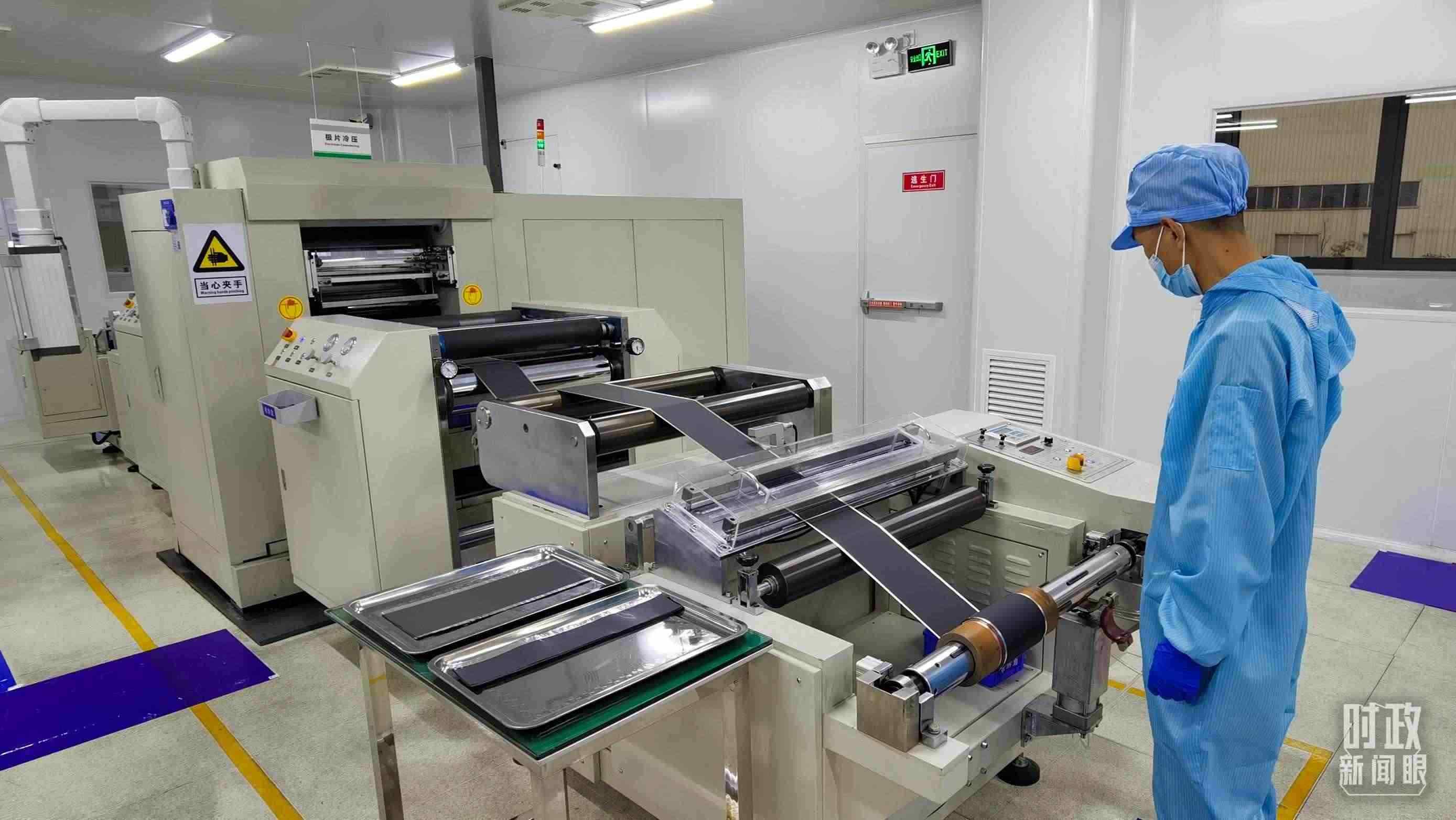 △這是電池生產(chǎn)的極片冷壓操作車間。（總臺央視記者郭鴻拍攝）