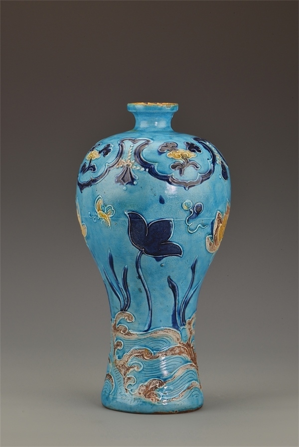 一號沉船出水的琺華彩蓮紋梅瓶。中國文物報社供圖