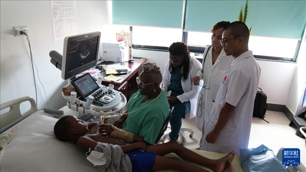 3月4日，在多米尼克羅索的中多友誼醫(yī)院，援多醫(yī)療隊(duì)成員、南方醫(yī)科大學(xué)第五附屬醫(yī)院心血管內(nèi)科主治醫(yī)師駱志鵬與當(dāng)?shù)蒯t(yī)生共同診療。新華社記者 王朝 攝