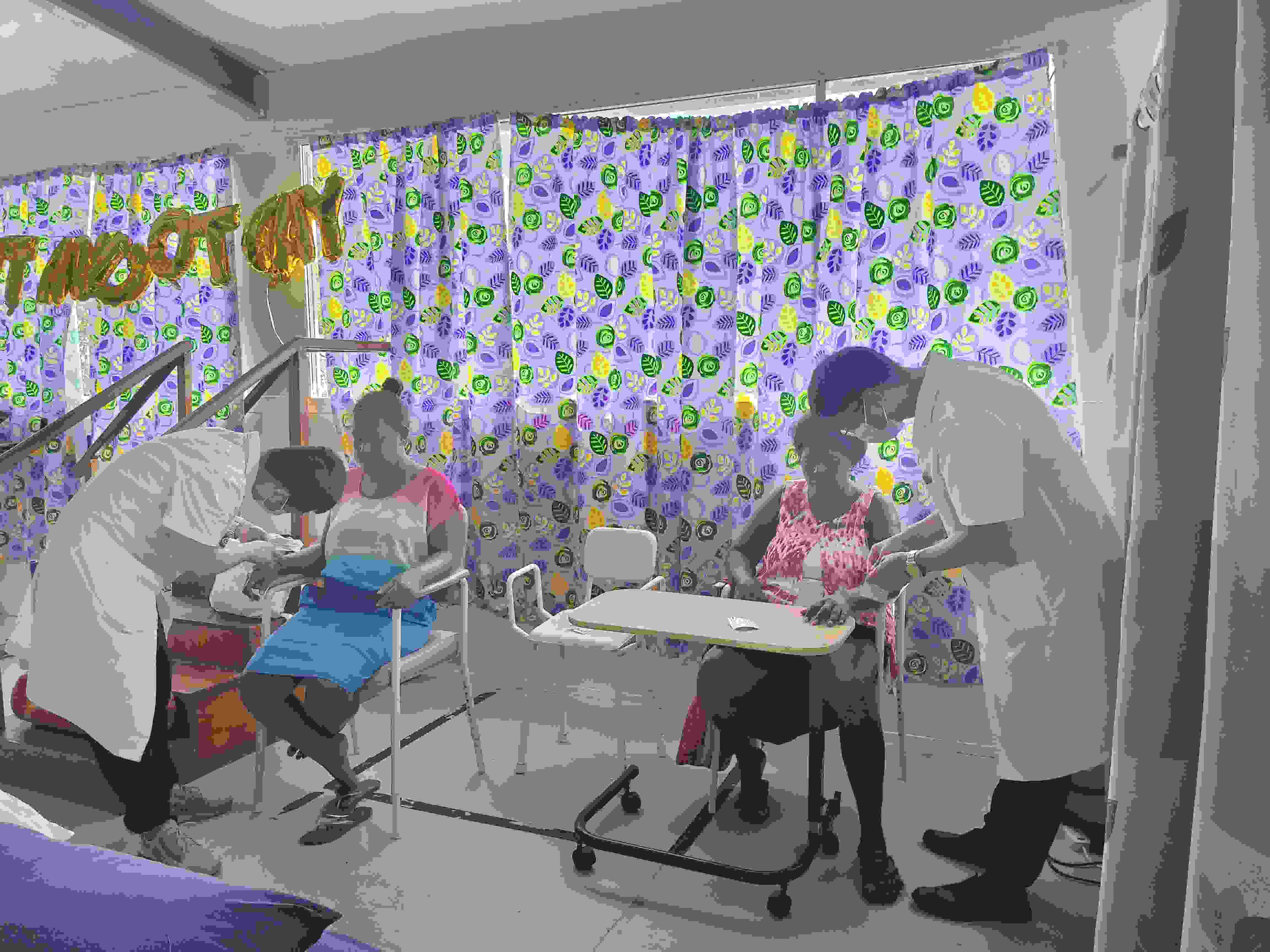 2023年7月3日，中國(guó)援助所羅門(mén)群島醫(yī)療隊(duì)針灸大夫在所羅門(mén)群島首都霍尼亞拉國(guó)家轉(zhuǎn)診醫(yī)院為患者治療。