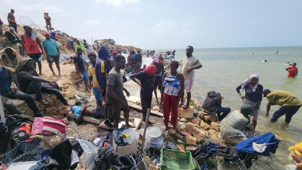 2023年7月26日，在突尼斯與利比亞邊境的艾季迪爾角，眾多移民滯留在地中海海岸邊。新華社發(fā)（哈姆扎·圖爾基亞攝）