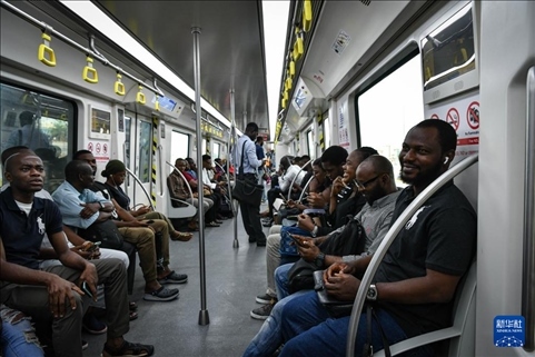 2月28日，在尼日利亞拉各斯，人們乘坐輕軌藍(lán)線列車。新華社記者 韓旭 攝