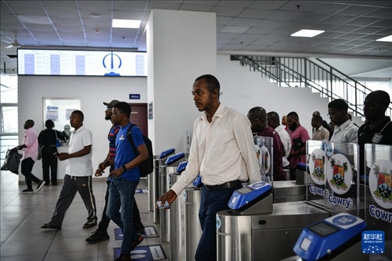 2月28日，在尼日利亞拉各斯，人們在輕軌藍(lán)線碼頭站刷卡出站。新華社記者 韓旭 攝