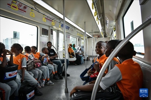 2月28日，在尼日利亞拉各斯，一所小學(xué)的學(xué)生們體驗(yàn)乘坐輕軌藍(lán)線列車。新華社記者 韓旭 攝