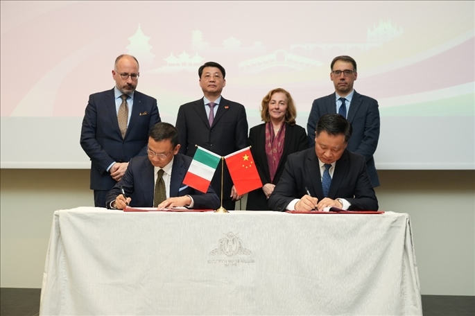 揚(yáng)州市政府與意大利中國商會(huì)簽署合作協(xié)議。 主辦方供圖