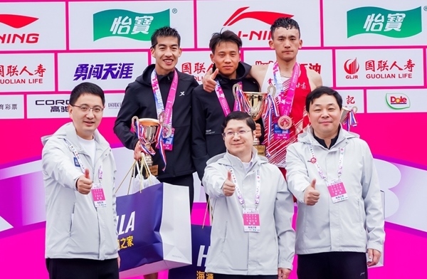 無錫市人民政府副秘書長顧文龍，無錫市體育局黨組書記、副局長楊宇華，海瀾集團黨委副書記、副總裁江南共同為全國馬拉松錦標賽（第一站）男子組前3名頒獎。受訪者供圖