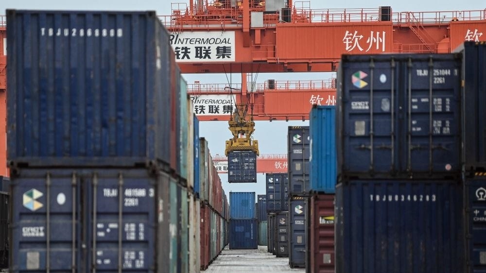 △2023年5月11日，在廣西欽州鐵路集裝箱中心站，塔吊在下卸集裝箱。近年來(lái)，在RCEP政策紅利推動(dòng)下，中國(guó)與東盟產(chǎn)業(yè)合作不斷深化，助力區(qū)域經(jīng)濟(jì)發(fā)展。