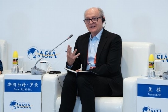 3月27日，《人工智能：現(xiàn)代方法》作者、加州大學伯克利分校計算機科學系教授斯圖爾特·羅素在分論壇上發(fā)言。新華社記者 曹夢瑤 攝