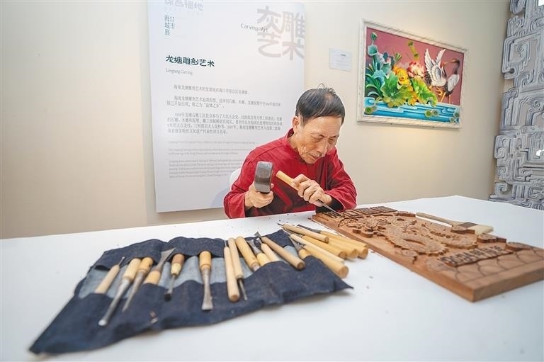 △2024年3月25日，在博鰲東嶼島文化公園海口城市展現(xiàn)場(chǎng)，非遺傳承人展演龍?zhí)恋窨趟囆g(shù)。