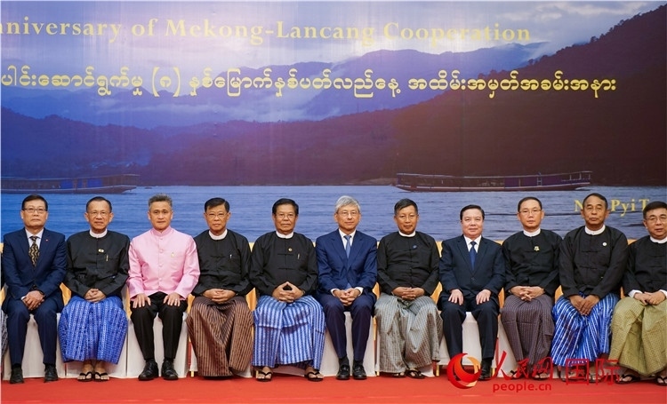 嘉賓在招待會上合影留念。人民網(wǎng)記者 謝佳君攝