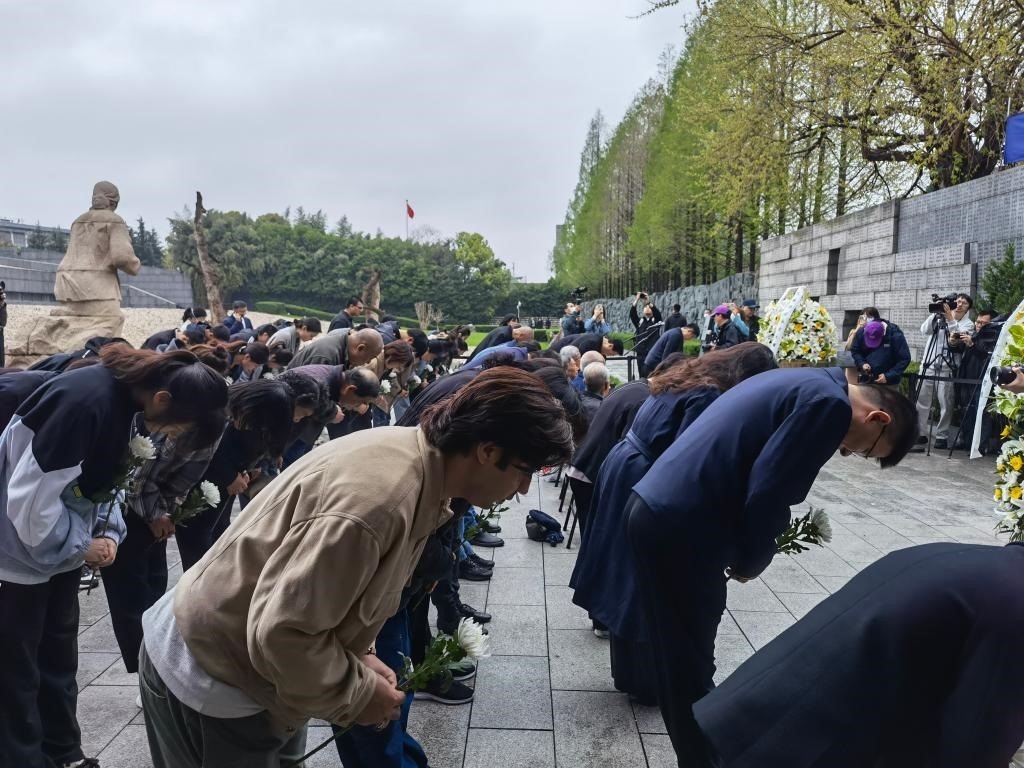 人們面向“哭墻”鞠躬。新華社記者邱冰清 攝