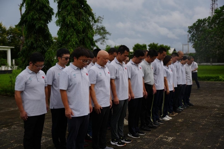 醫(yī)療隊(duì)隊(duì)員默哀。中國援桑醫(yī)療隊(duì)供圖