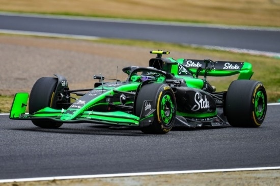 4月5日，索伯車隊(duì)中國(guó)車手周冠宇在練習(xí)賽中。新華社記者 張笑宇 攝