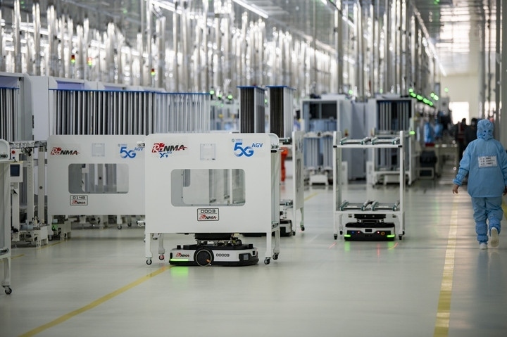 2024年1月10日，在位于浙江省金華市金義新區(qū)的潤(rùn)馬光能集團(tuán)金華工廠智能化生產(chǎn)車間里，AGV（自動(dòng)導(dǎo)引運(yùn)輸）小車忙碌穿梭在生產(chǎn)單元之間。圖源新華社