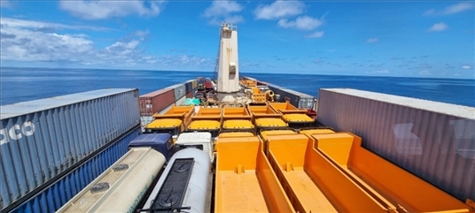 中蘇海運(yùn)直航貨輪在海上行駛。中國駐蘇里南大使館供圖