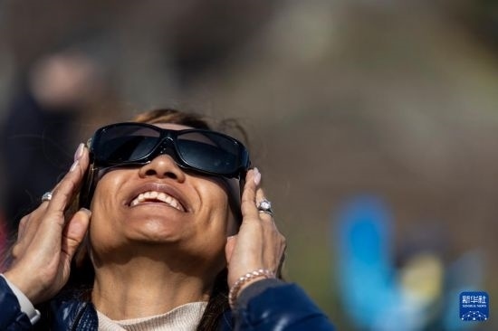 4月8日，一名女子在美國紐約州普拉茨堡觀看日食。新華社發(fā)（文森特·約翰遜攝）