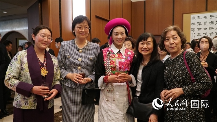 來賓與茨姆等人熱烈交流并合影留念。人民網(wǎng) 蔣曉辰攝