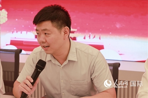 中國(guó)駐里約總領(lǐng)館領(lǐng)僑處處長(zhǎng)齊冀在座談會(huì)上致辭。人民網(wǎng)記者 陳海琪攝