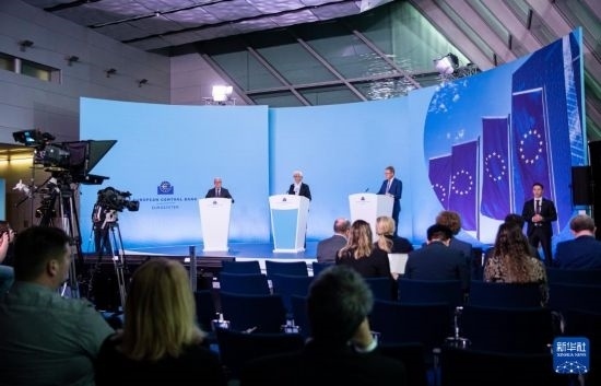 4月11日，歐洲中央銀行行長拉加德（中）在德國法蘭克福歐洲中央銀行總部出席新聞發(fā)布會。新華社記者 張帆 攝