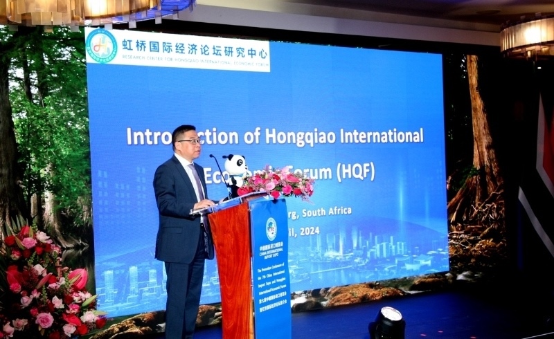 虹橋國際經(jīng)濟論壇研究中心副理事長、商務部國際貿(mào)易經(jīng)濟合作研究院副院長俞子榮致辭。（圖片來源：中國國際進口博覽會官微）