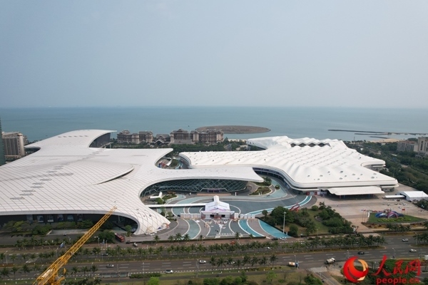 航拍第四屆消博會主會場。人民網(wǎng)記者 孟凡盛攝