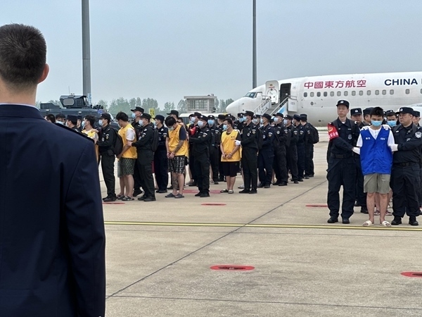 中國籍涉賭詐違法犯罪嫌疑人從柬埔寨被押解回國。人民網(wǎng)記者 郝萍攝