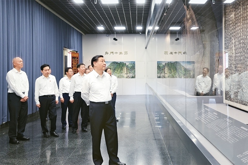 2023年7月29日，中共中央總書(shū)記、國(guó)家主席、中央軍委主席習(xí)近平在四川考察結(jié)束返京途中，來(lái)到陜西省漢中市考察。這是習(xí)近平參觀漢中市博物館有關(guān)歷史文物展陳。 新華社記者 鞠鵬/攝