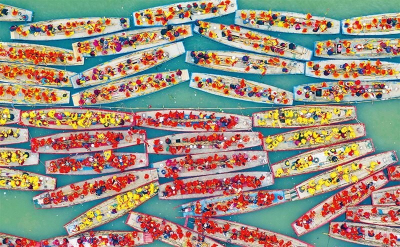 溱潼會(huì)船由南宋相沿至今，歷經(jīng)數(shù)百年傳承，被列入國(guó)家級(jí)非物質(zhì)文化遺產(chǎn)名錄。圖為2024年4月6日在江蘇省泰州市姜堰區(qū)溱湖國(guó)家濕地公園參加會(huì)船表演的船只。 新華社發(fā) 湯德宏/攝