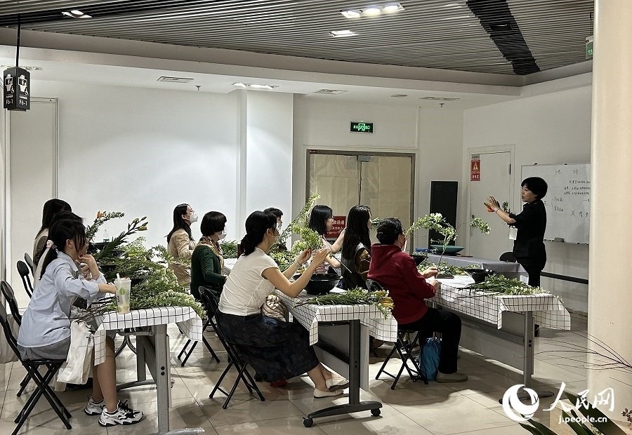插花體驗課。人民網 玄番登史江攝